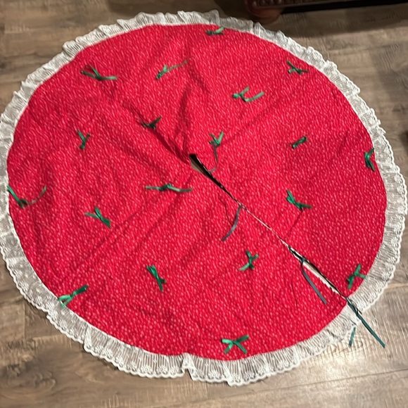 46" reversible RED Quilted Christmas Tree SKIRT green bows ivy WHITE lace trim - Picture 1 of 12